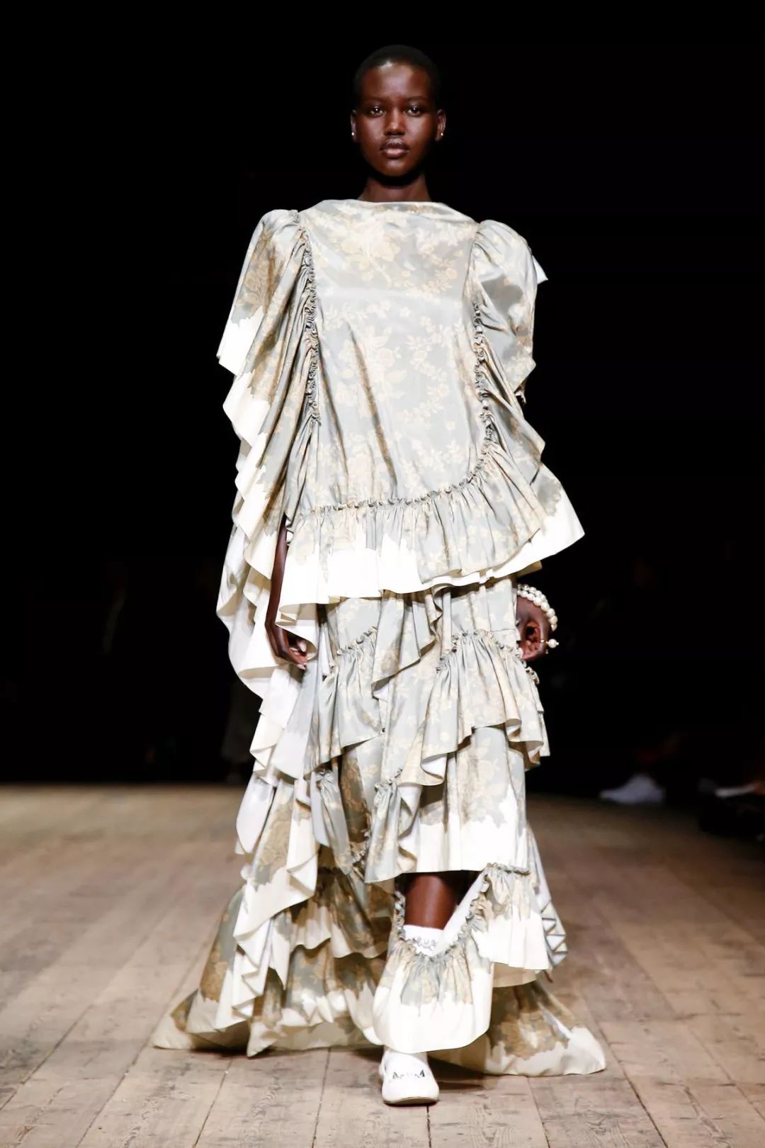 丝绸吊带长裙巴黎时装周,simonerocha泡泡裙