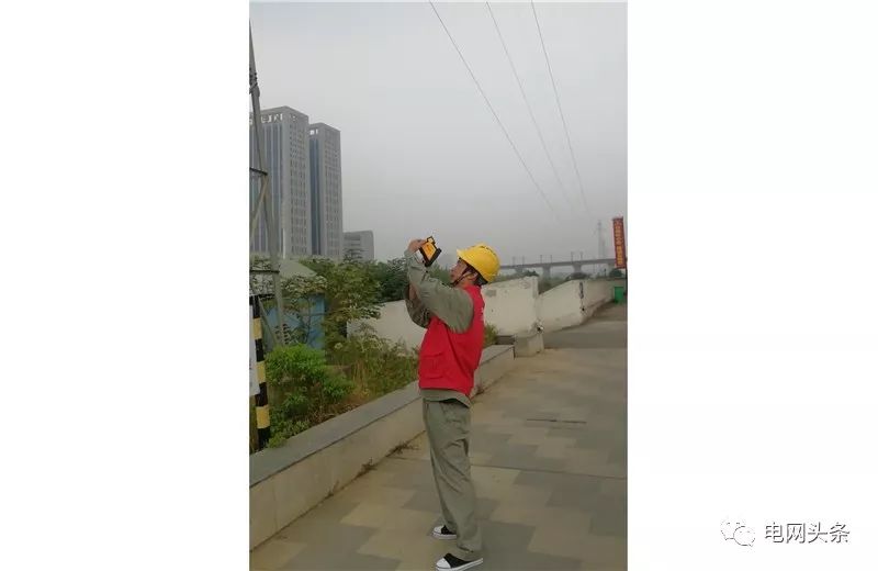 老人攥着一张小纸条，一见供电员工就塞进他手里…