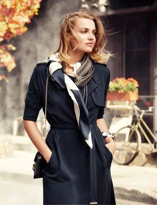 丝巾新系法这样穿美出新高度,秋冬细窄条丝巾的系法大全