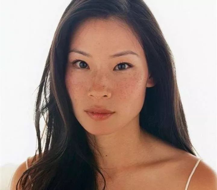 她是好莱坞最红华裔女星，50岁自导自演9.3高分剧