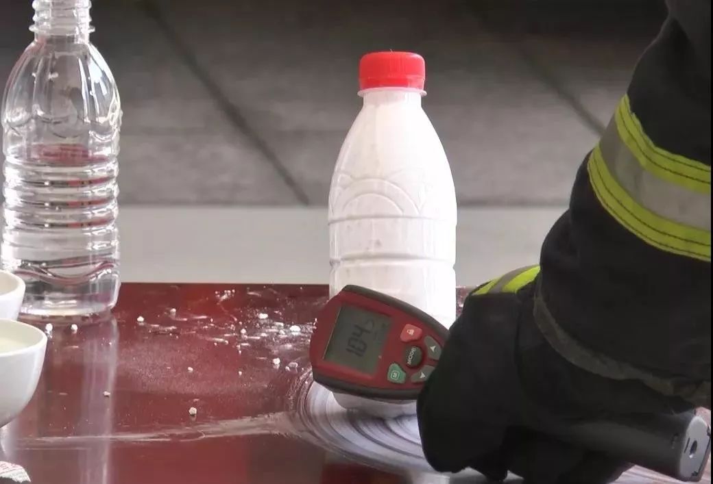 家长注意！多名小孩被炸瞎！随处可见的Ta遇水就会爆炸！