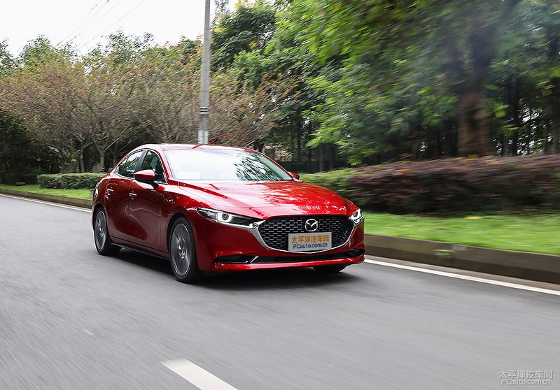 次世代mazda3昂克赛拉红色婚车队,2021款次世代马自达3白色昂克赛拉