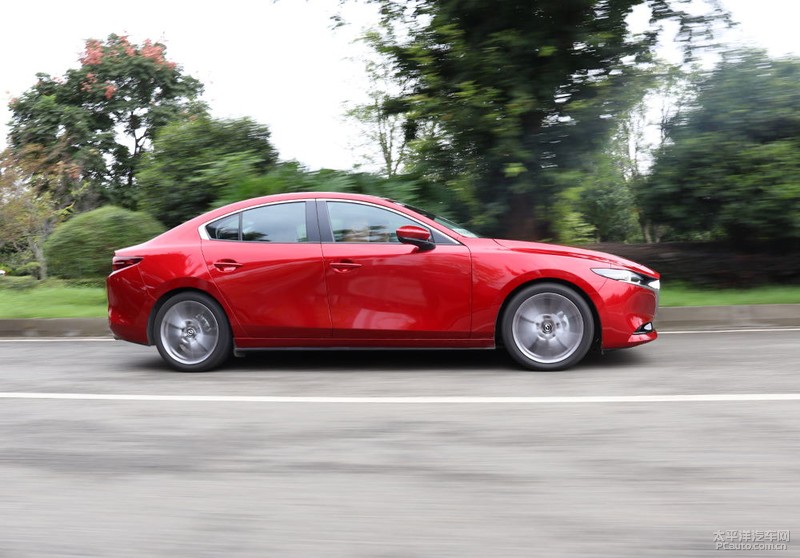 次世代mazda3昂克赛拉红色婚车队,2021款次世代马自达3白色昂克赛拉