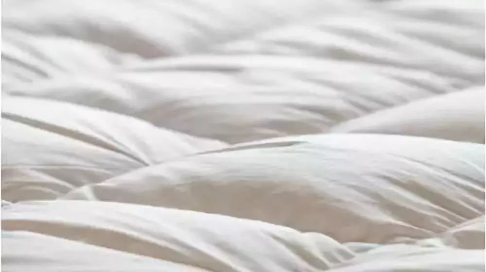 蚕丝被羊毛被鹅绒被哪种被子最好,驼绒被蚕丝被羊毛被谁更保暖