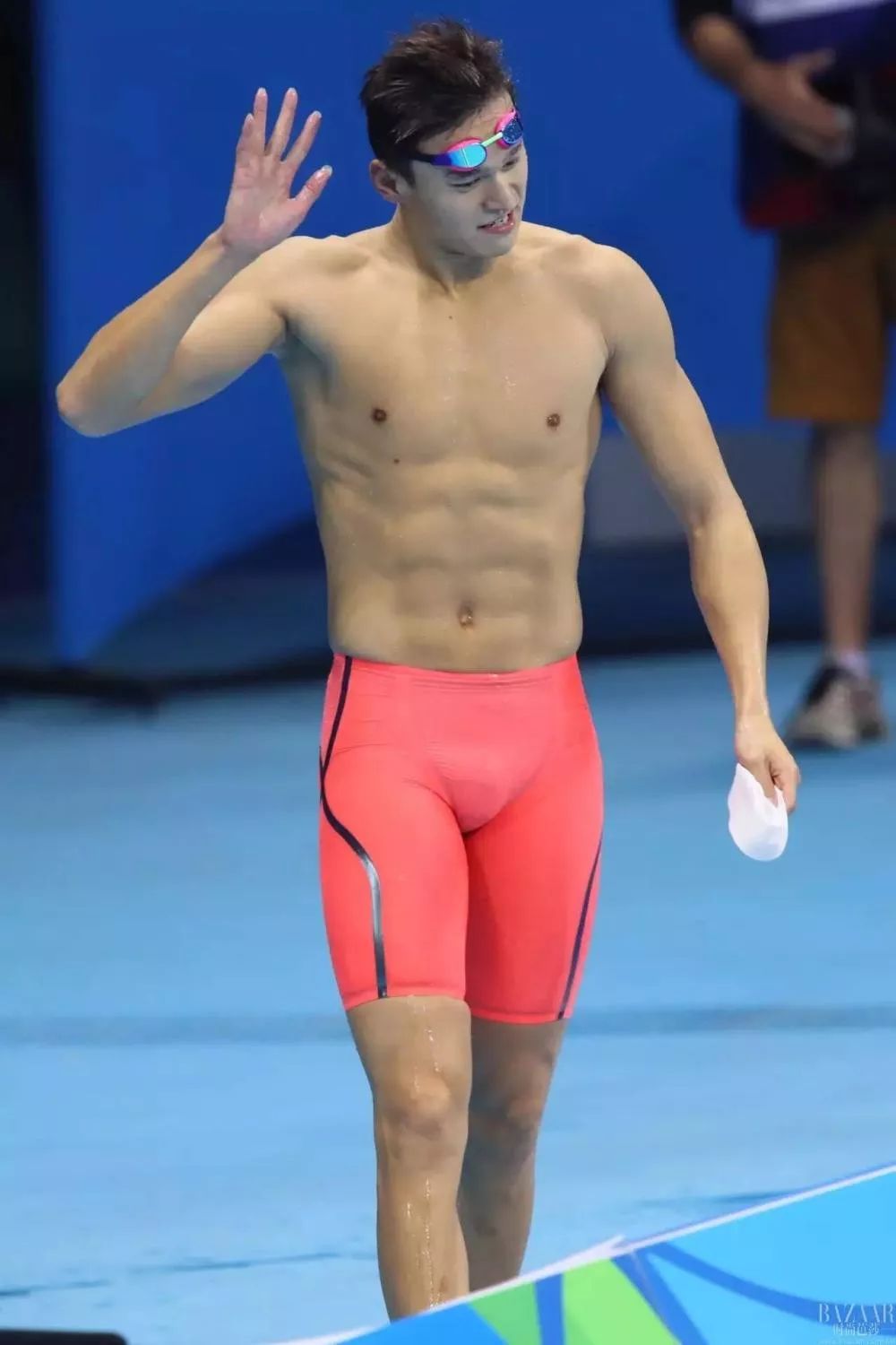 孙杨骚操作,孙杨身穿豹纹泳裤视频