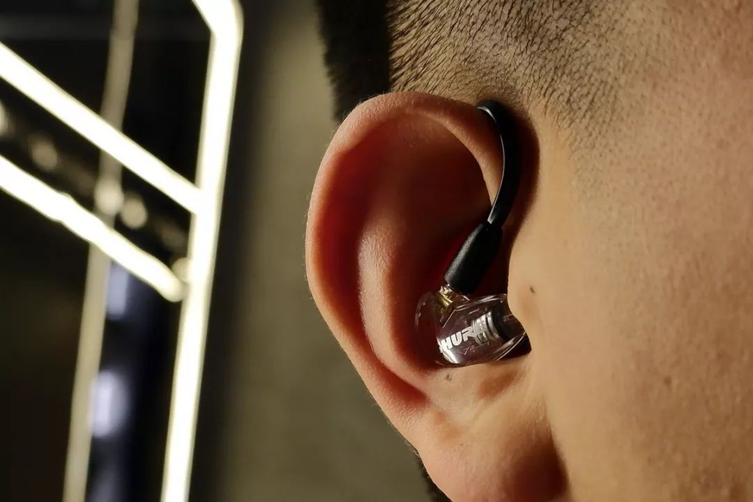 舒尔蓝牙耳机se425和se215怎么选,舒尔se215入耳式监听耳机测评