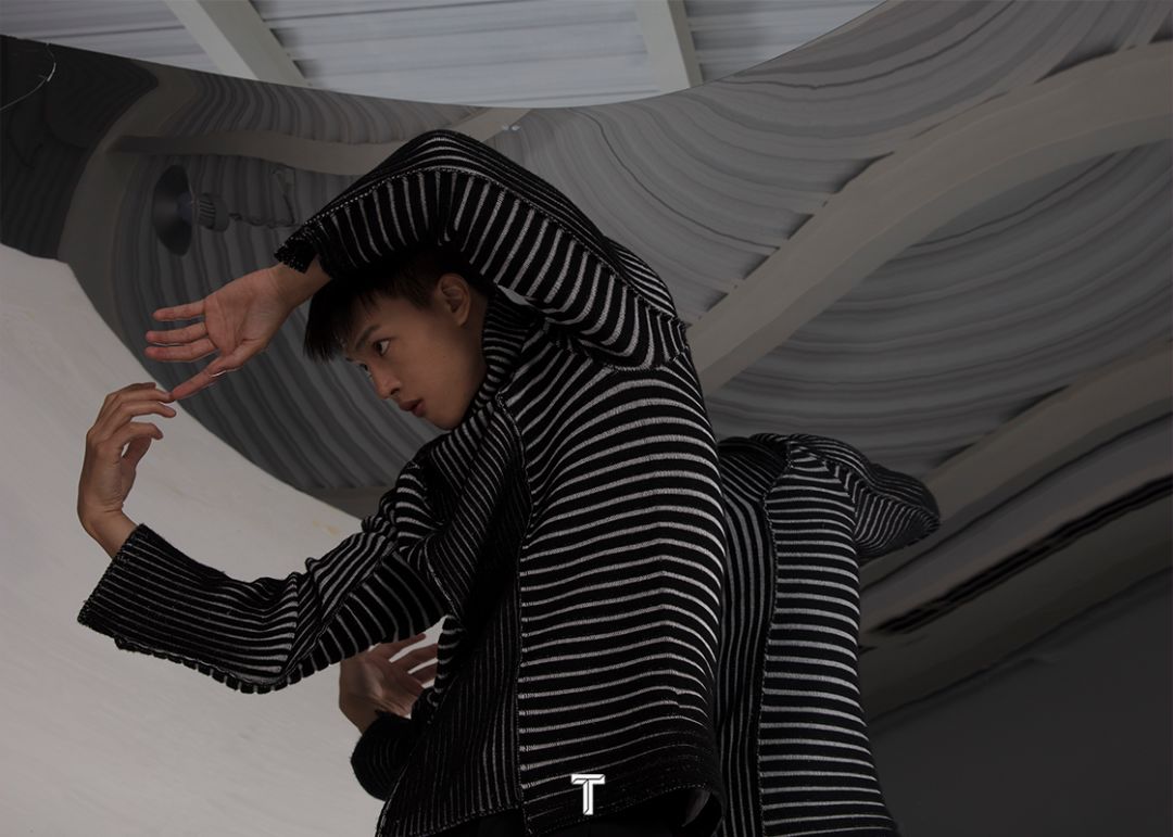 在沙与石共存的环境里，他们任尔东西南北风