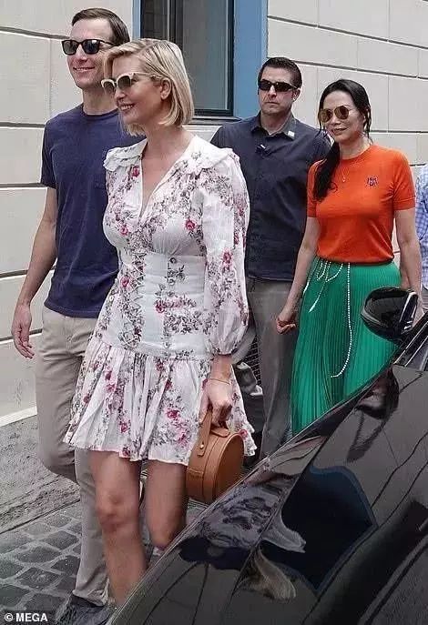 刚和嫩模男友分手，50岁邓文迪又收割一位富豪