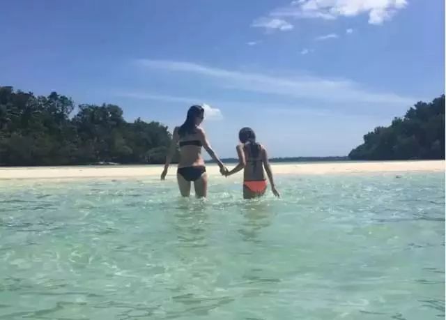 刚和嫩模男友分手，50岁邓文迪又收割一位富豪