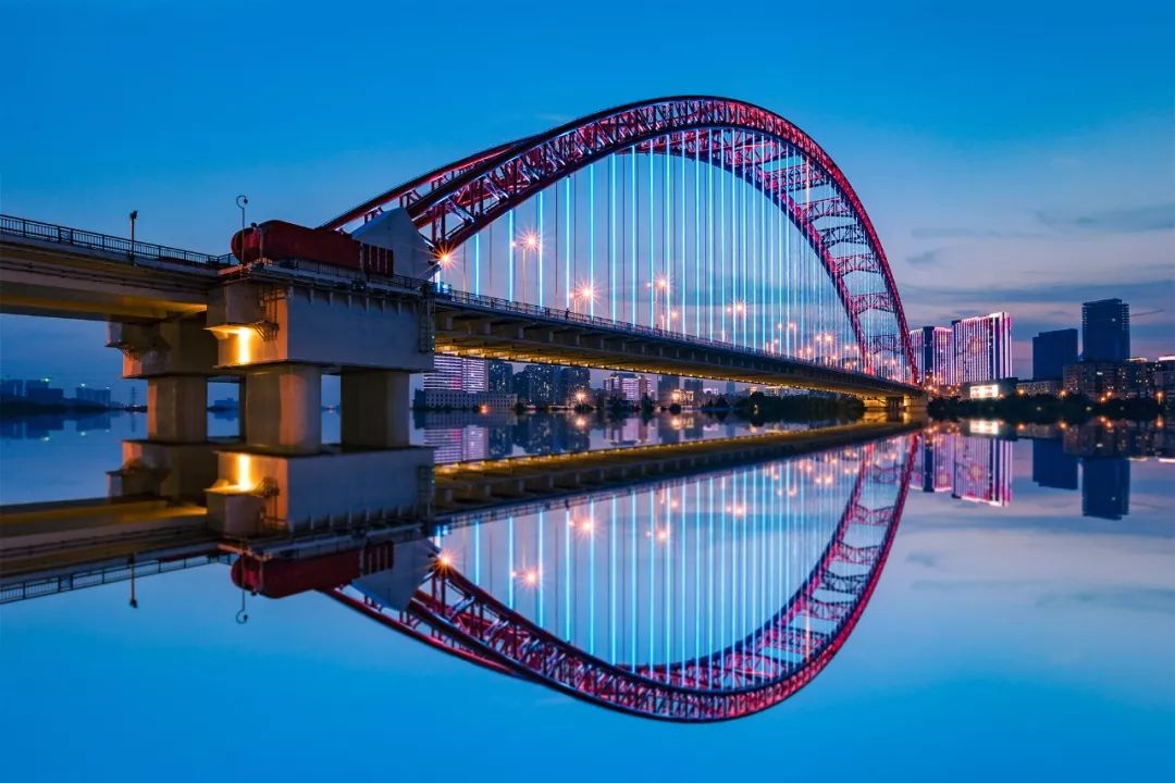 凭是什么读音,凭什么是谁的歌