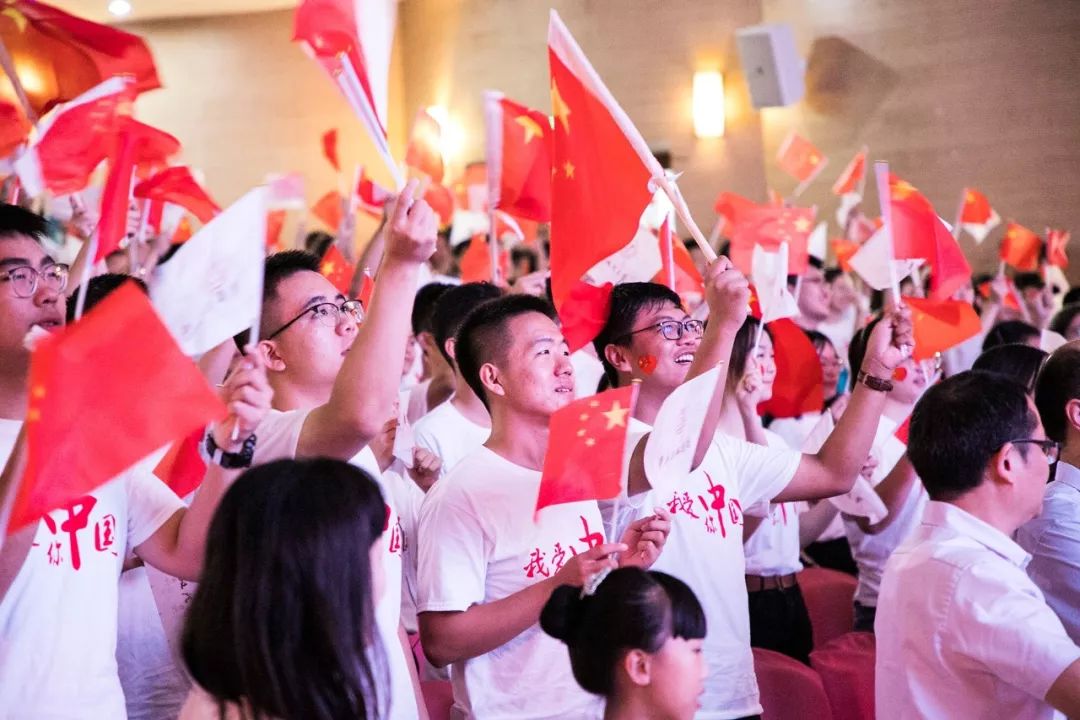 主持人累到吸氧，7万只鸽子是借的……阅兵幕后同样让人特别激动