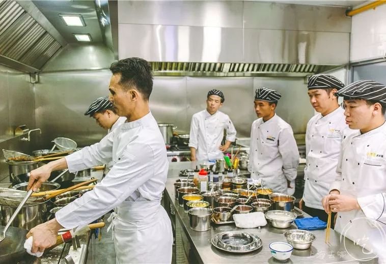 做了40年茶餐厅的兄弟俩，在人广又开了家「宝藏茶冰室」，刚开就爆了