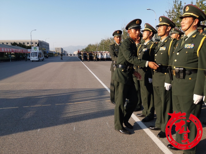 这个受阅领导指挥方队的士官教练，跟哈尔滨有关