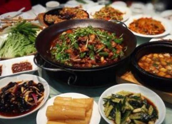 长期吃太饱小心身体会撑出故障,经常吃太饱算不算暴饮暴食