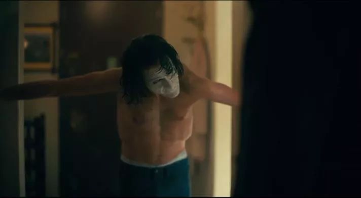 它因为尺度太大，被美国人*制抵**上映……