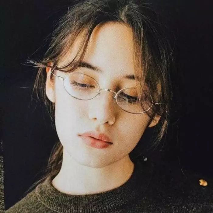 根据你的脸型和眼镜选发型,怎么选择适合自己的发型和眼镜