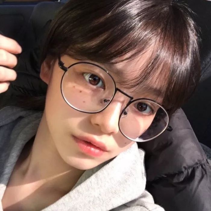 根据你的脸型和眼镜选发型,怎么选择适合自己的发型和眼镜