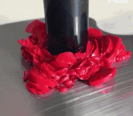 口红里含有铅、煤焦油，那么口红吃到嘴里会中毒么？