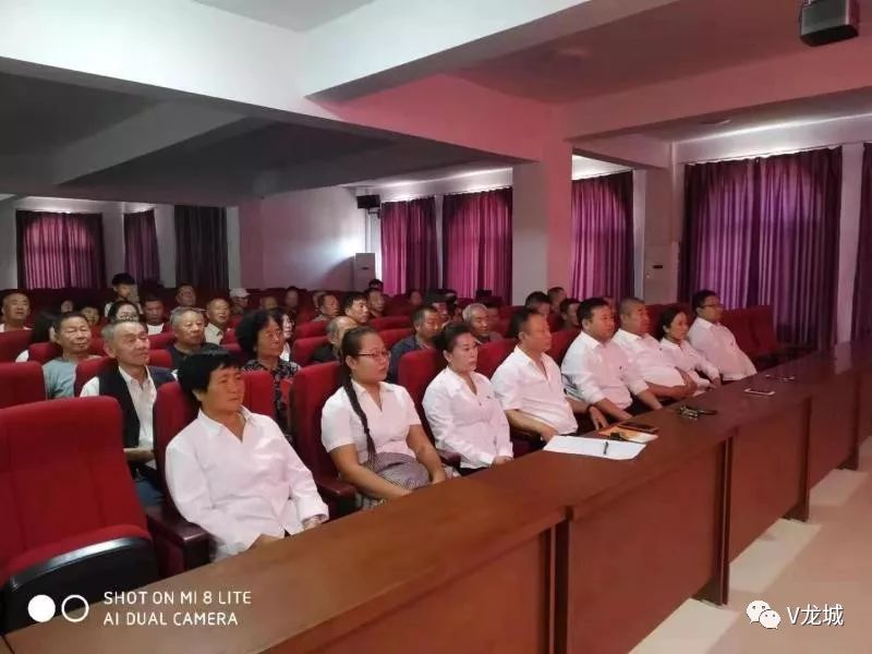 新闻速递/龙城区全区上下观看庆祝中华人民共和国成立70周年大会实况直播