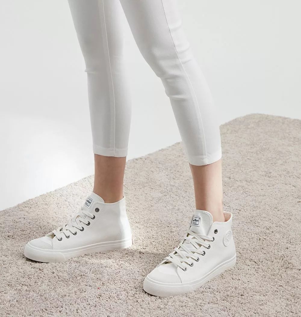 黑色高帮小众原创运动帆布鞋,英伦风低帮帆布鞋推荐