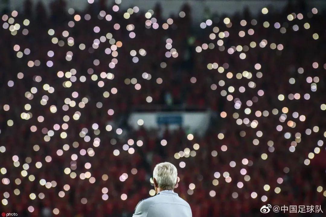 国足最让人感动的一场比赛,国足赢球全场高唱夜空中最亮的星