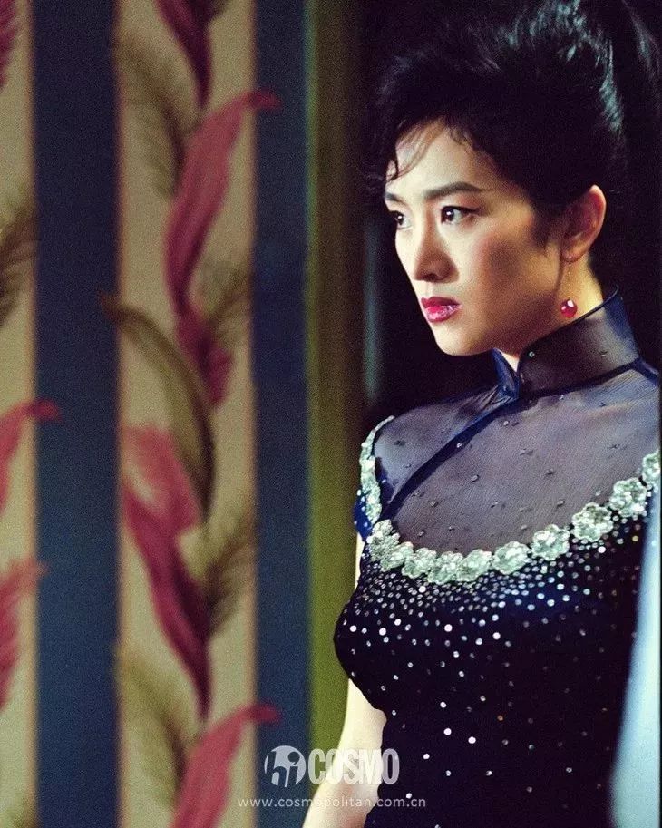 越年轻的小花越难穿好，我说旗袍