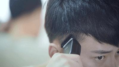 头发长理发店没开门怎么办，别在傻傻的等了，搞个理发器自己剃头