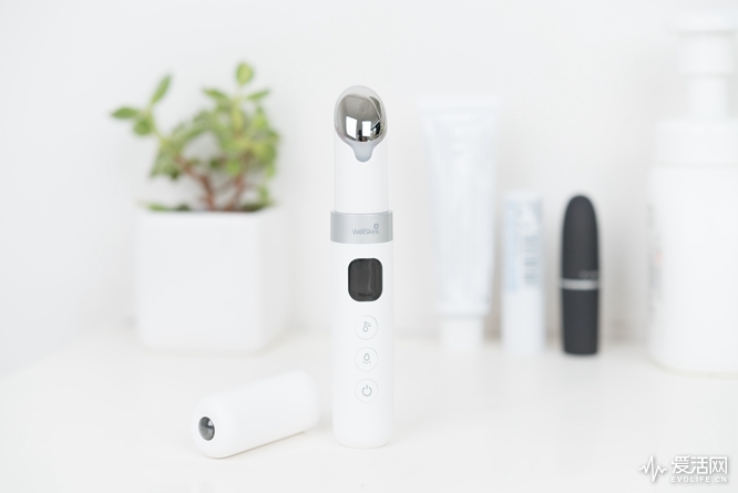 这是你的新口红？不，是我的WellSkins温热彩光美眼仪