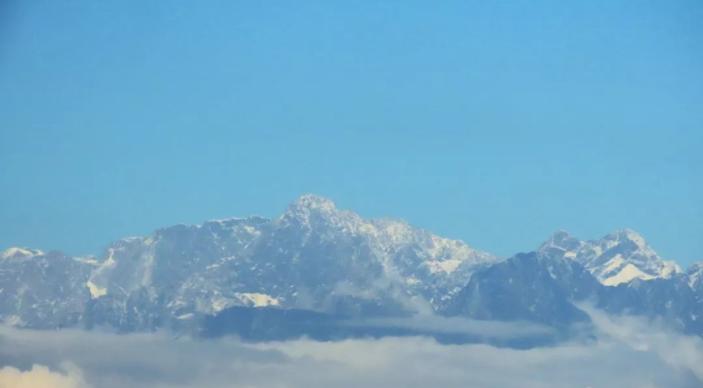 雨后天空现雪山美景,白色天际线图片
