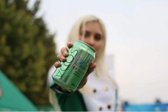 与足球宝贝共起舞，王子海藻苏打水活力亮相中超赛场