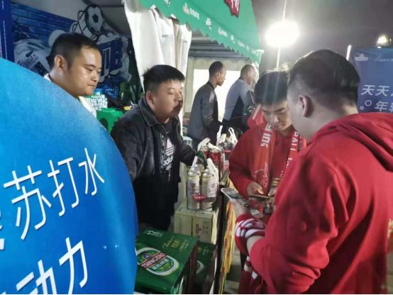 与足球宝贝共起舞，王子海藻苏打水活力亮相中超赛场