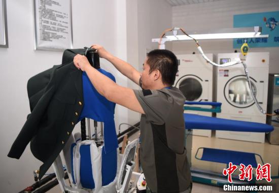 探访军运村洗涤服务保障组的军哥军嫂们