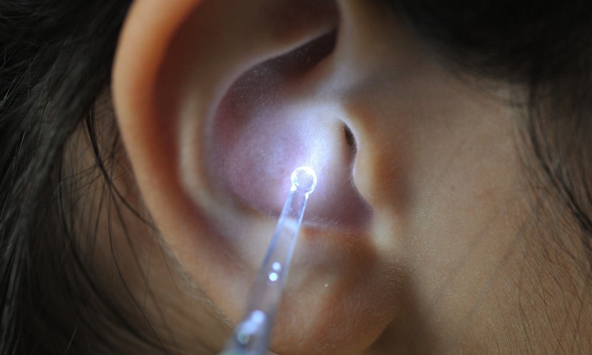 沙子飞进眼睛正确处理方法,虫子钻进耳朵不用慌教你一招