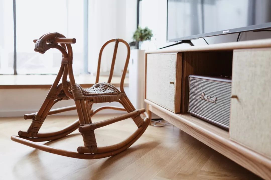 她买下32㎡上海老旧学区房，为女儿打造小桃园，还有20㎡超舒适大庭院