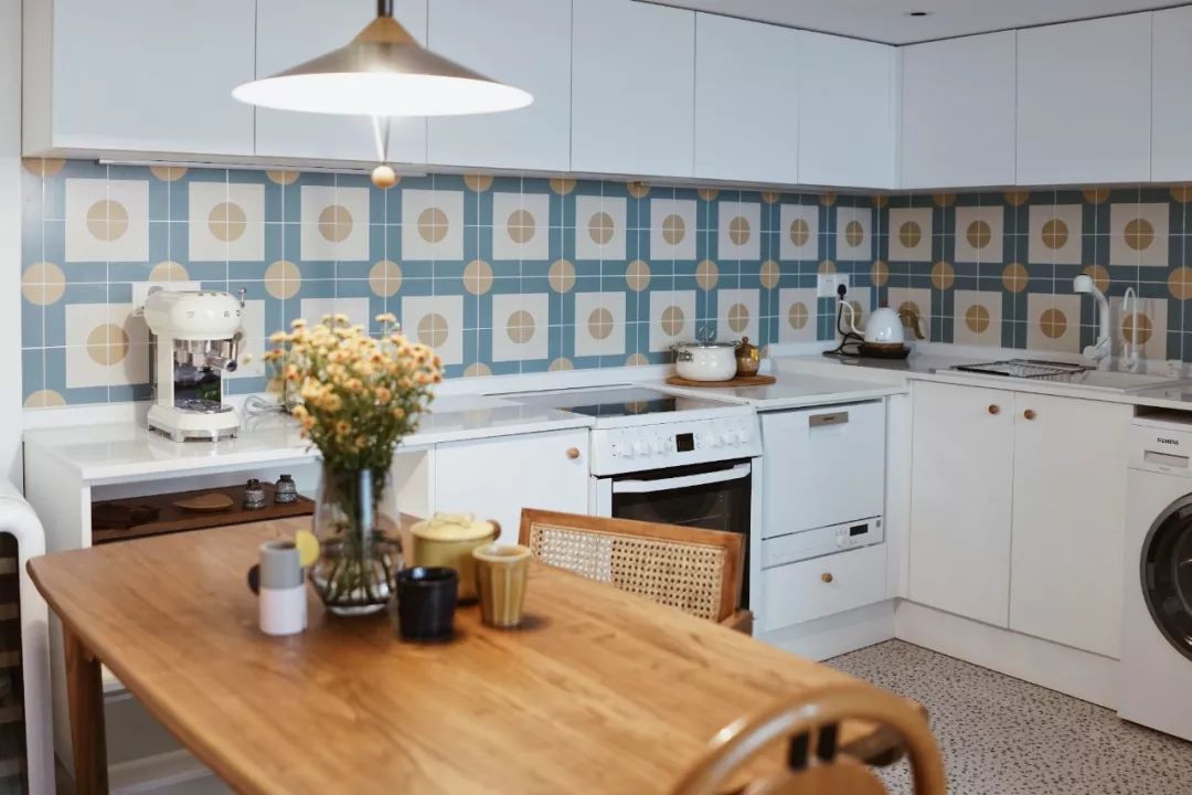 她买下32㎡上海老旧学区房，为女儿打造小桃园，还有20㎡超舒适大庭院