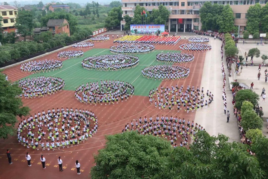 马路边上的学校,马路对面学校