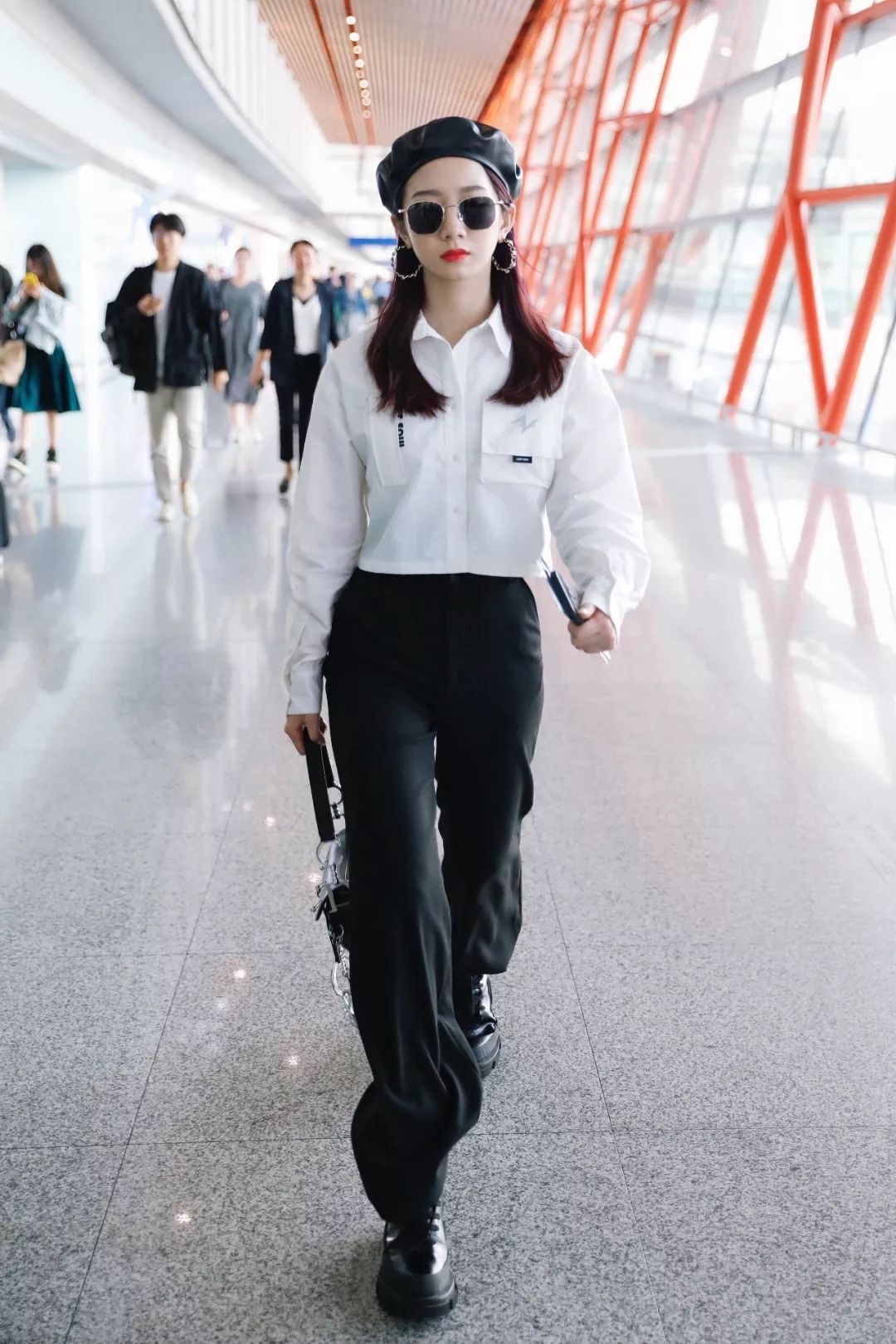 2022秋冬女明星马丁靴穿搭,女明星卡其色风衣搭配马丁靴图片