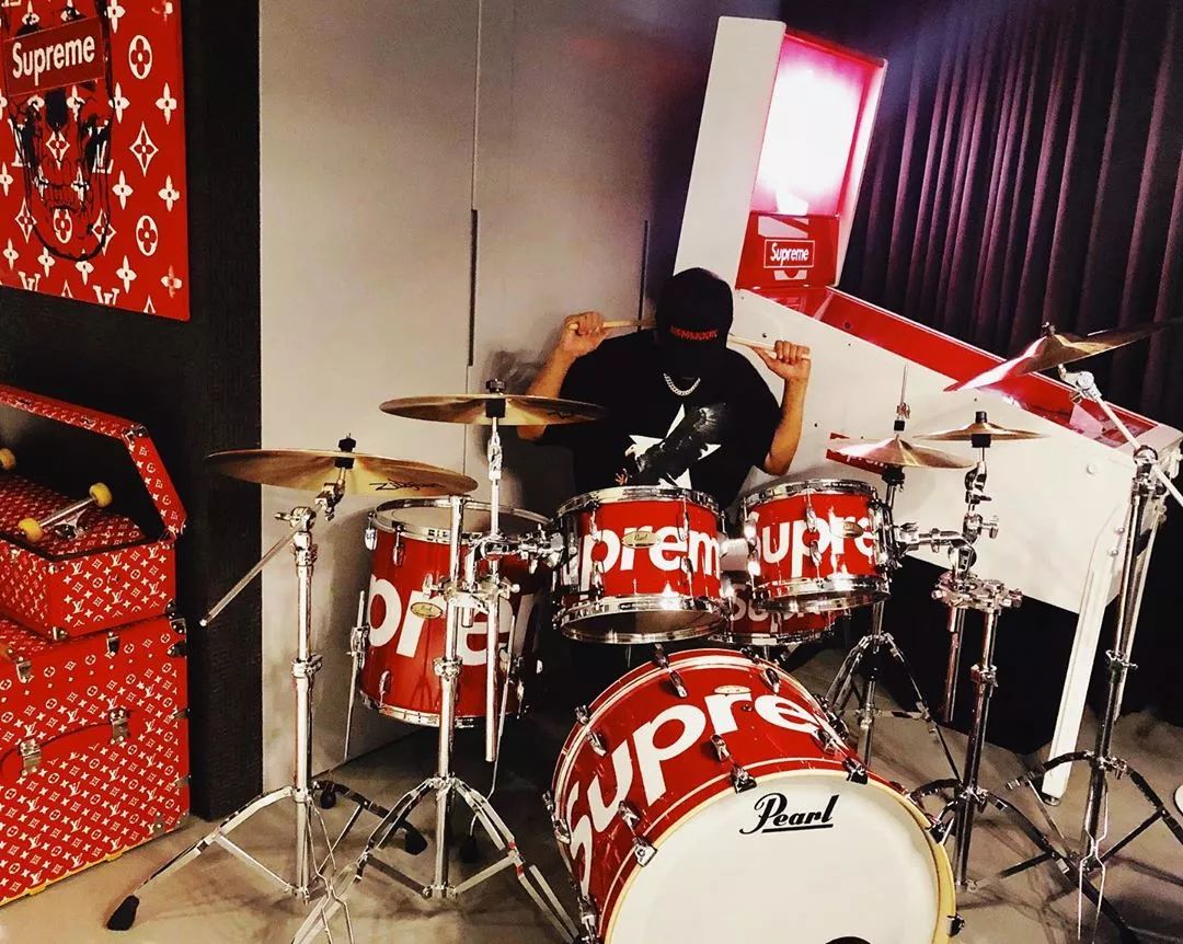 坐拥数千球鞋，满屋潮流玩具！他可能才是国内最潮的明星