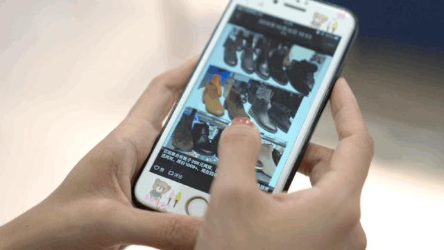 杭州小姐姐人称朋友圈里的“李佳琦”，6个群的闺蜜就等着她出最新剁手攻略