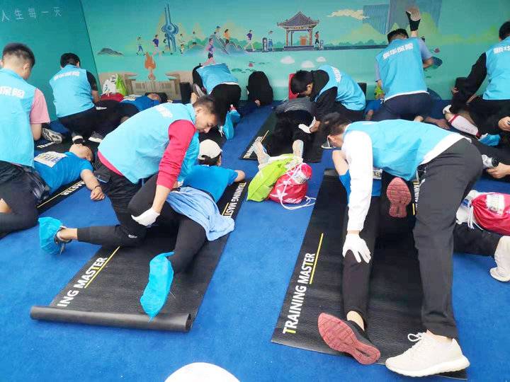 “泉新全意”，新华保险助力泉城马拉松参赛选手“华彩绽放”