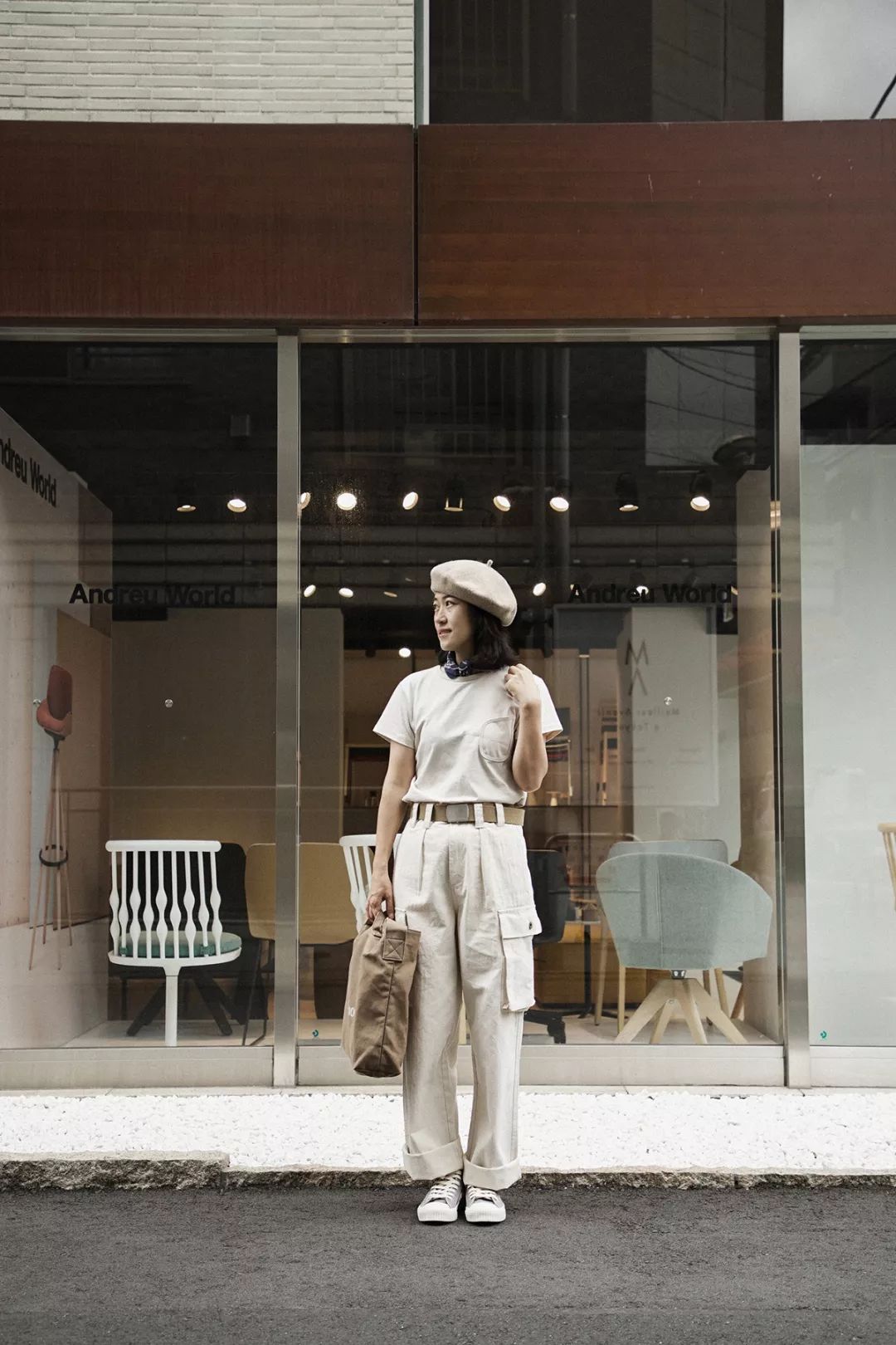 别装了，你的鞋已经出卖了你