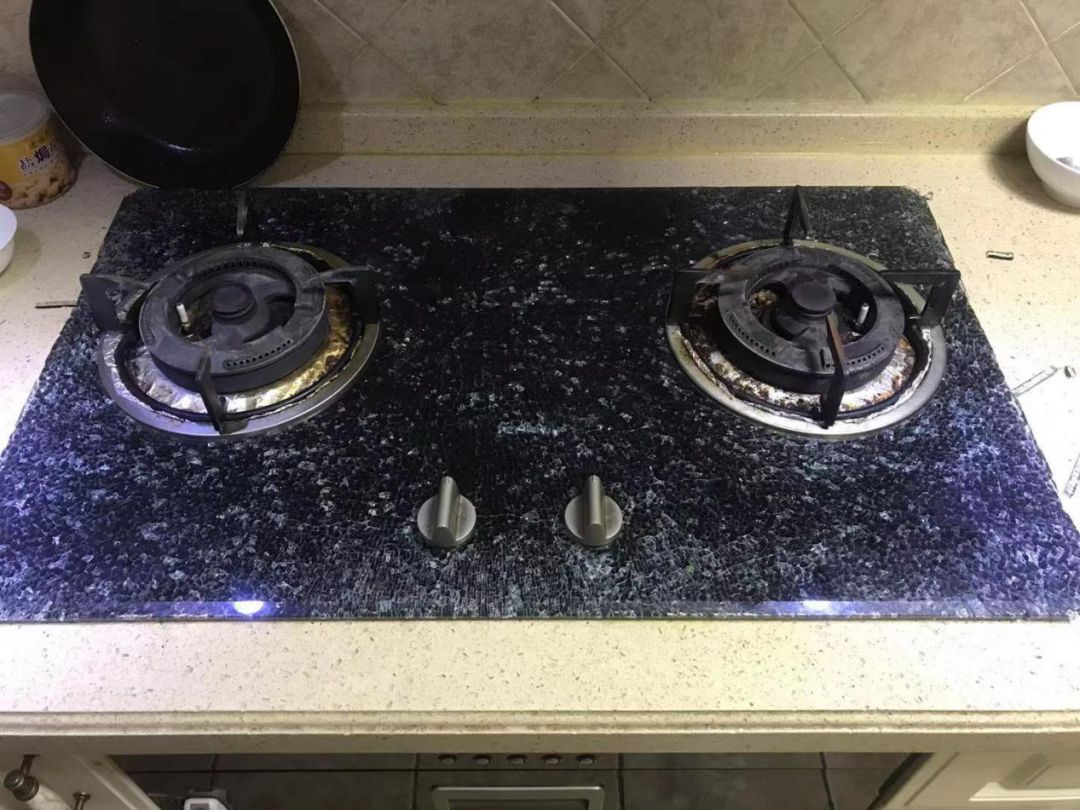 做饭的时候燃气灶炸开怎么回事,做饭时候灶台玻璃炸裂怎么办