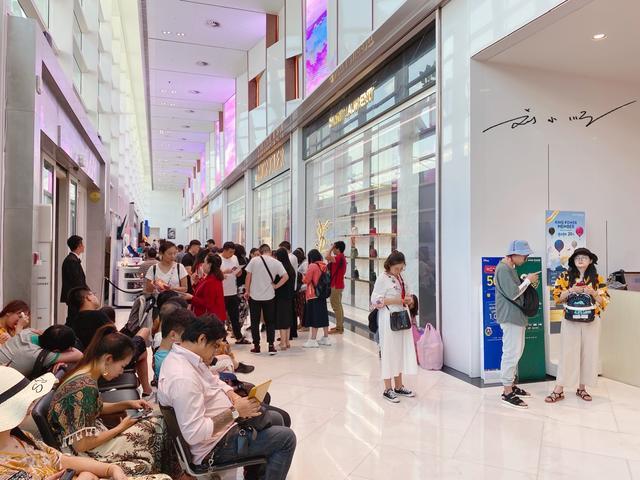 泰国曼谷市区最大的免税店，商品全、价格低，每天被中国游客挤爆
