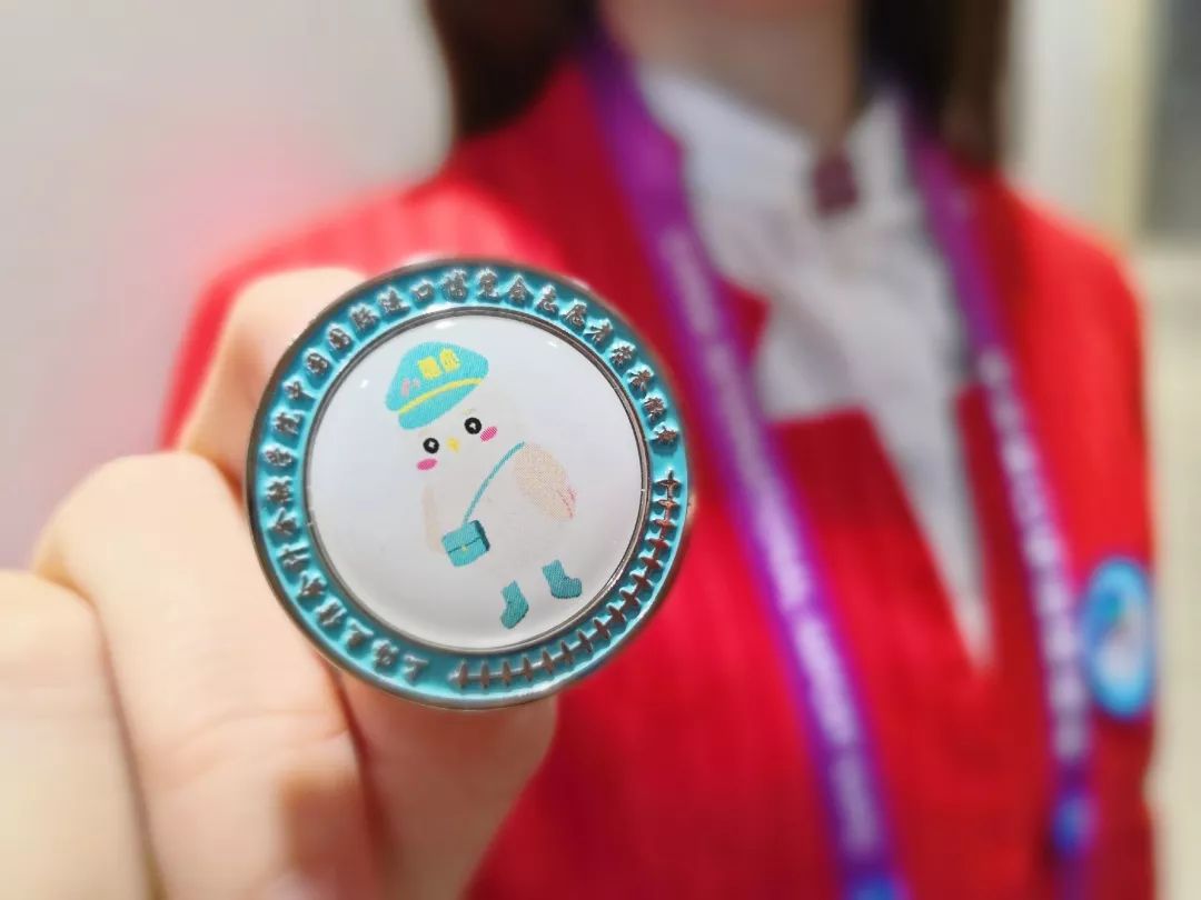 同学，换徽章吗？沪上各高校“小叶子”进博徽章大集合！