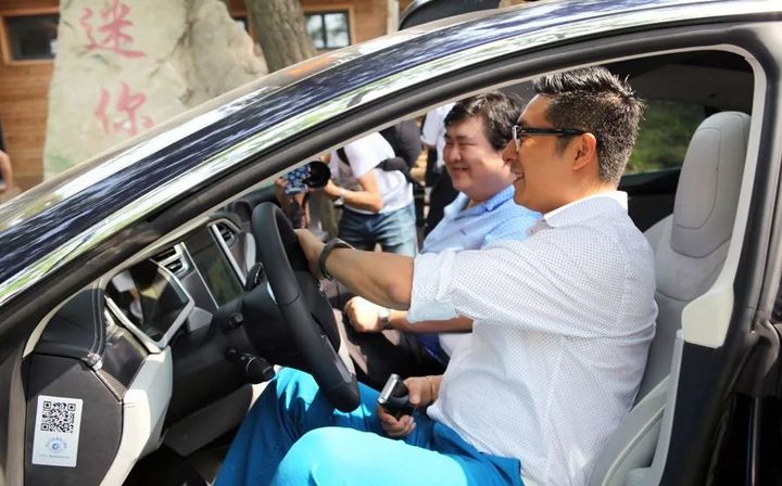 开奥迪汽车的明星,开蔚来汽车的明星