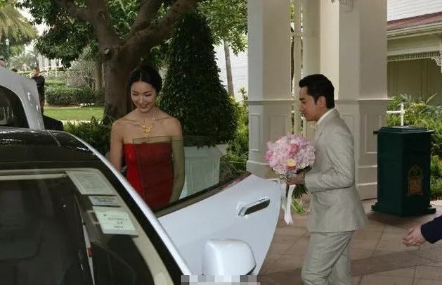 开奥迪汽车的明星,开蔚来汽车的明星