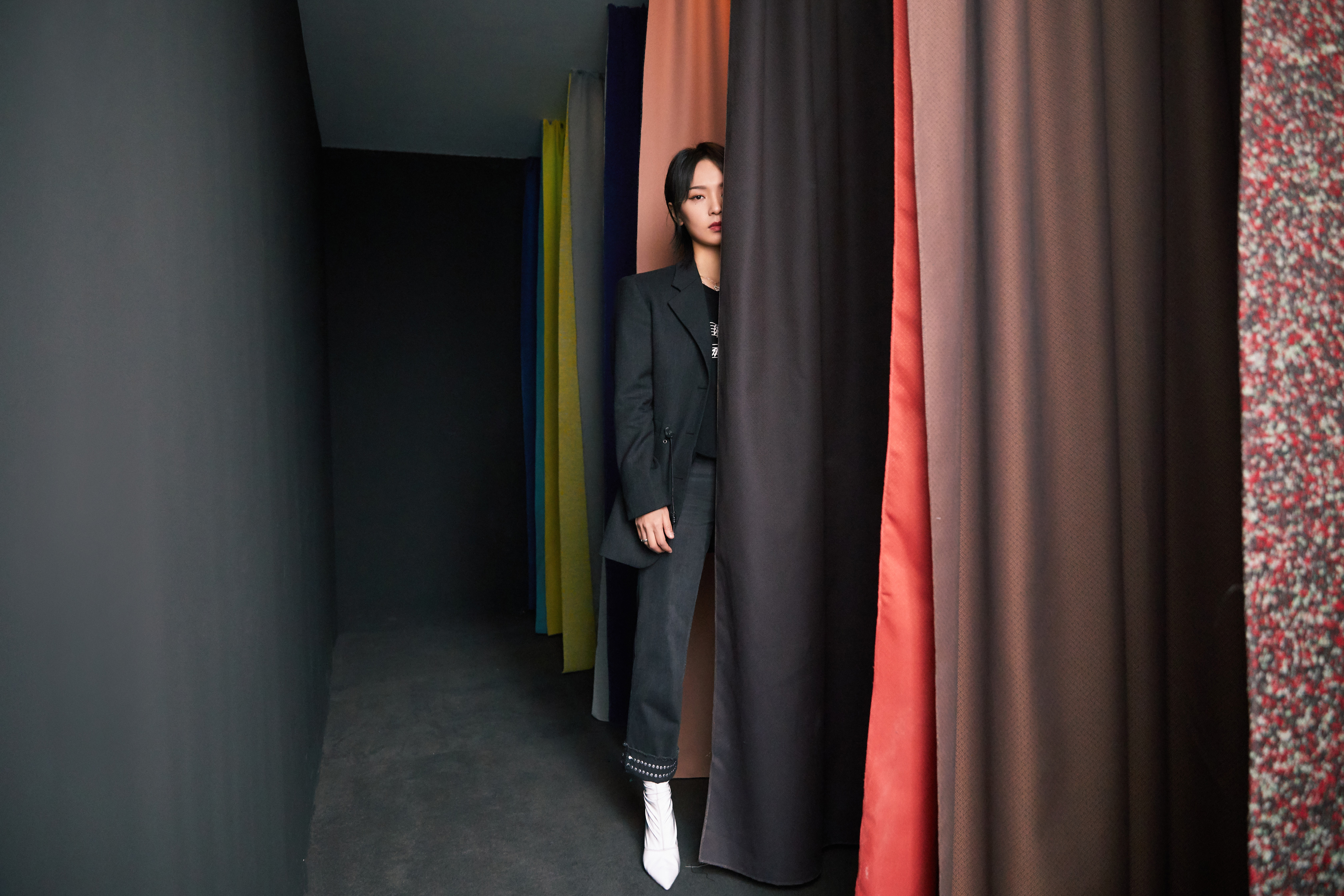 周笔畅邀请明星朋友看月相艺术展,周笔畅月相艺术展