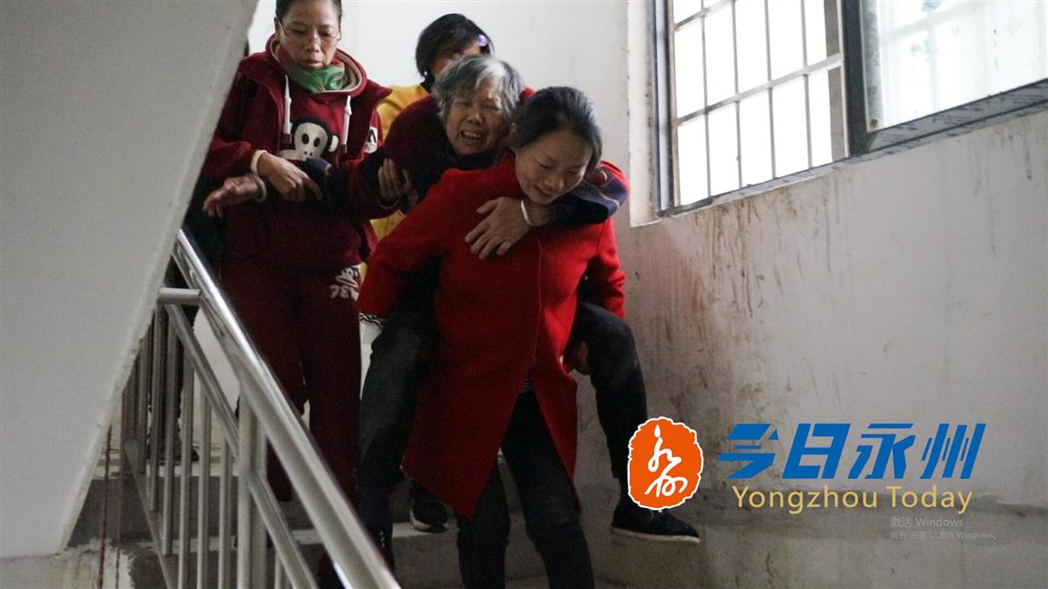 电梯停运高层住户爬楼梯,电梯停运老人爬楼梯