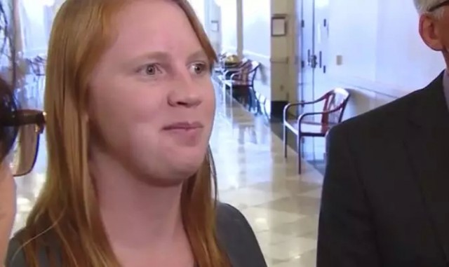 美国女子在家中裸露上身被起诉辩驳：丈夫同样裸露上半身