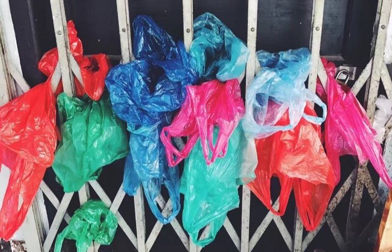 这张图非常火，网友留言说：这个星星就不知道把板凳往前挪一挪吗